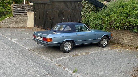 Mercedes-Benz 350 SL 4 of 5