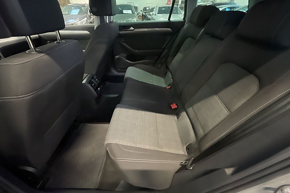 Volkswagen Passat 9 of 12
