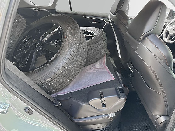 Toyota RAV4 8 of 25