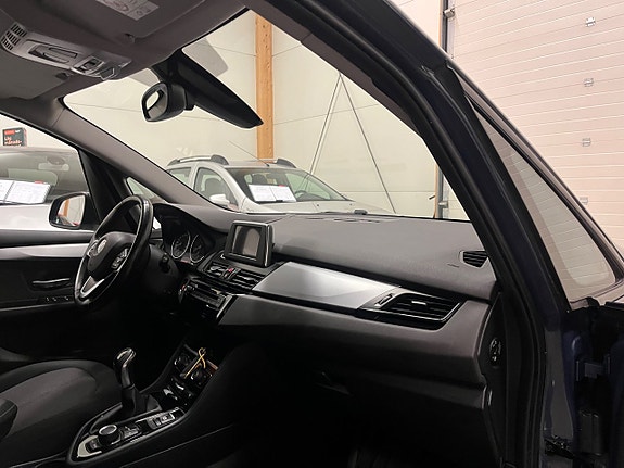 BMW 218i 9 of 16