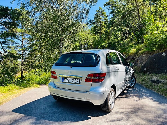 Mercedes-Benz B180 4 of 7