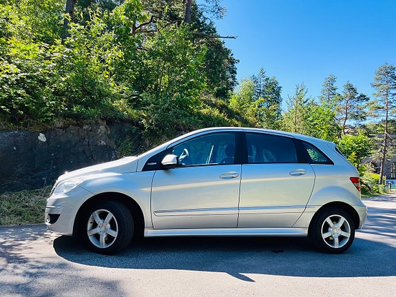 Mercedes-Benz B180 3 of 7