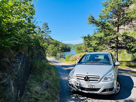 Mercedes-Benz B180 2 of 7