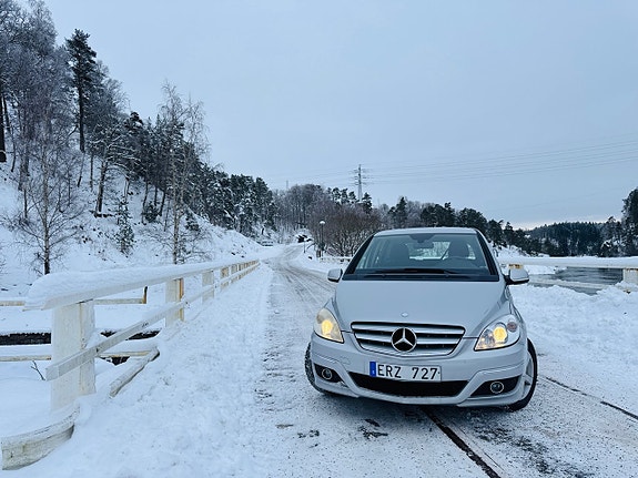 Mercedes-Benz B180 2 of 5