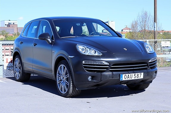 Porsche Cayenne S 2 of 5