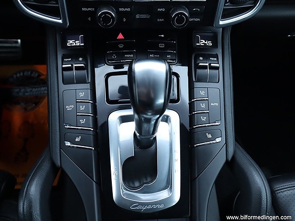 Porsche Cayenne S 11 of 26