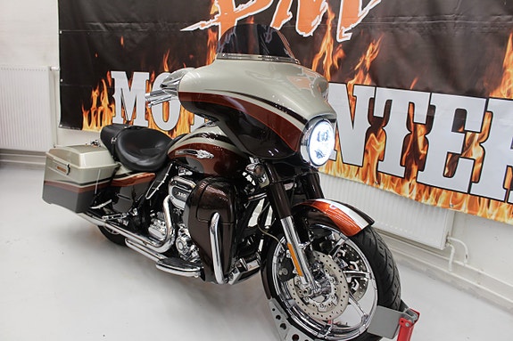 Harley-Davidson CVO Street Glide FLHXSE 2 of 17