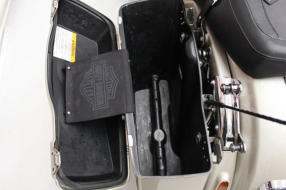 Harley-Davidson CVO Street Glide FLHXSE 10 of 17