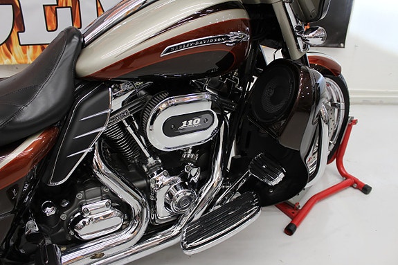 Harley-Davidson CVO Street Glide FLHXSE 4 of 17