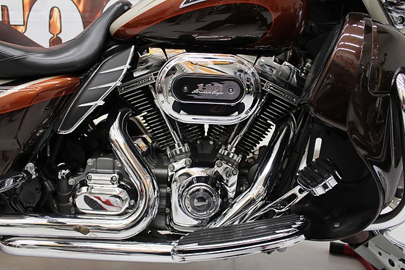 Harley-Davidson CVO Street Glide FLHXSE 5 of 17