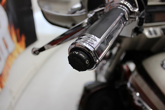 Harley-Davidson CVO Street Glide FLHXSE 12 of 17