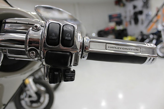 Harley-Davidson CVO Street Glide FLHXSE 14 of 17