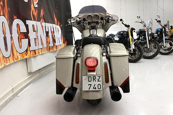 Harley-Davidson CVO Street Glide FLHXSE 6 of 17