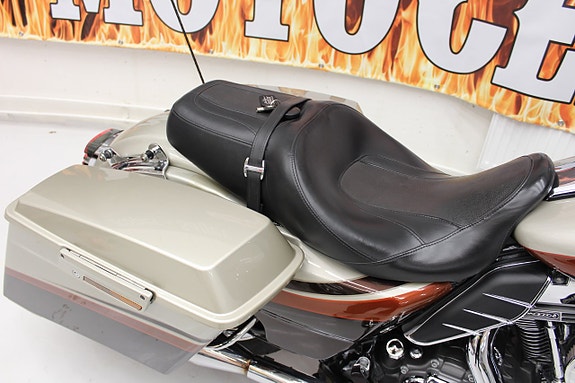 Harley-Davidson CVO Street Glide FLHXSE 8 of 17