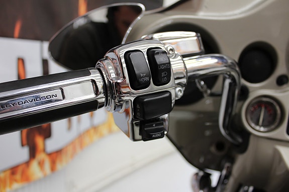 Harley-Davidson CVO Street Glide FLHXSE 13 of 17