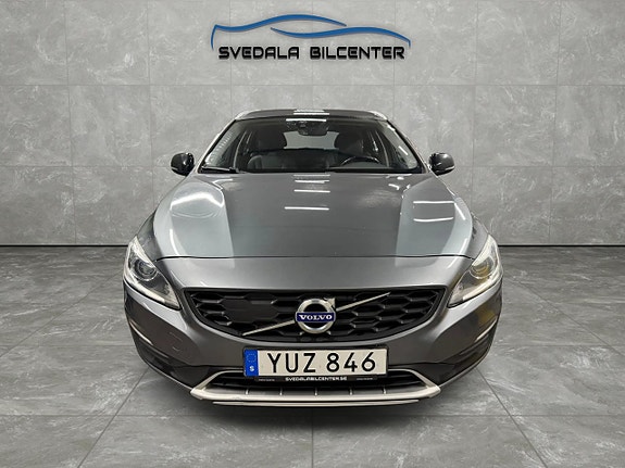Volvo V60 Cross Country 2 of 5