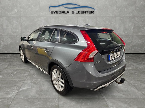 Volvo V60 Cross Country 4 of 5