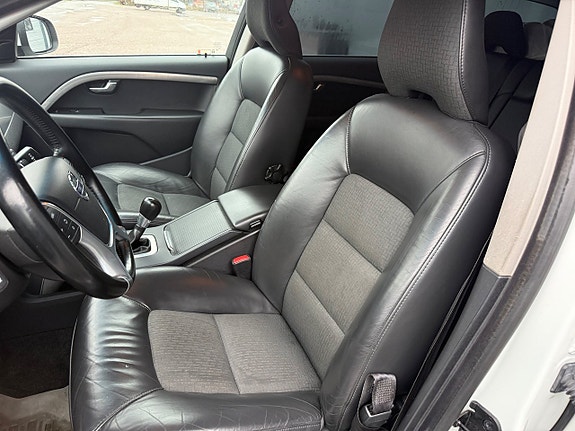 Volvo V70 8 of 12