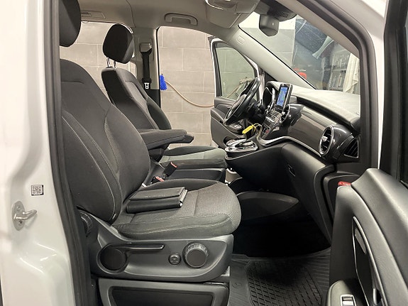 Mercedes-Benz V220 12 of 12