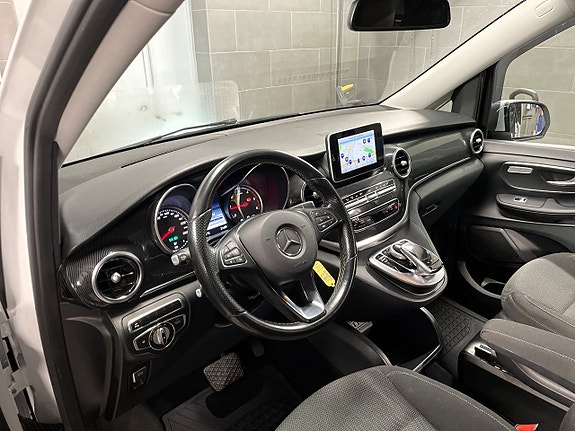 Mercedes-Benz V220 10 of 12