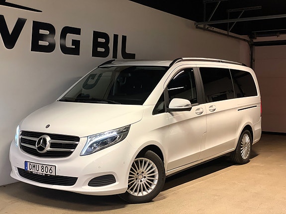 Mercedes-Benz V220 2 of 5