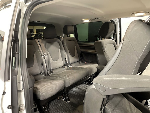 Mercedes-Benz V220 11 of 12
