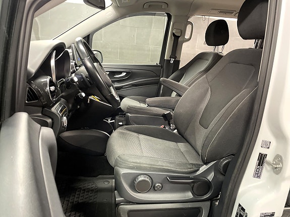 Mercedes-Benz V220 9 of 12