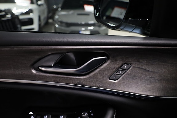 Jeep Grand Cherokee 23 of 28