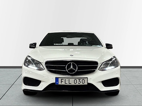 Mercedes-Benz E220 2 of 5