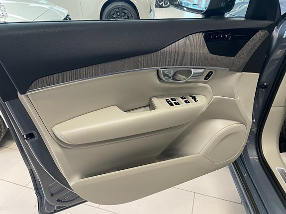 Volvo XC90 10 of 30