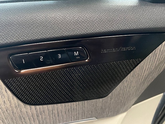 Volvo XC90 11 of 30