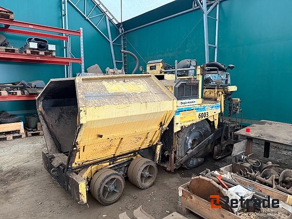 Asfaltsläggare Bitelli BB632 + 6pallar med delar