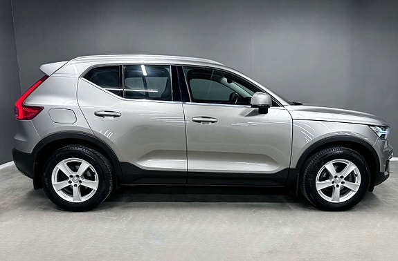 Volvo XC40 2 of 5