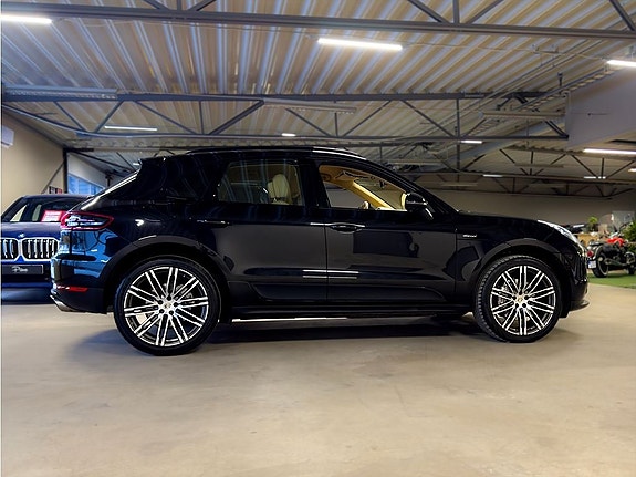Porsche Macan S 2 of 16