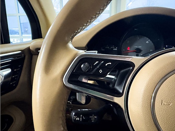 Porsche Macan S 13 of 16