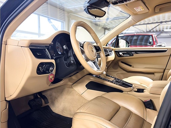Porsche Macan S 7 of 16