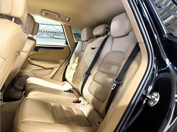 Porsche Macan S 9 of 16