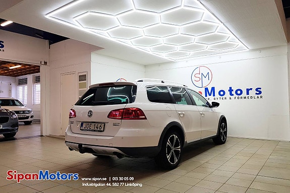 Volkswagen Passat Alltrack 3 of 5