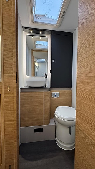 Adria Coral 670 DL 60Y - Fiat MultiJet3 140HP (103kW) HD 35L 13 of 18