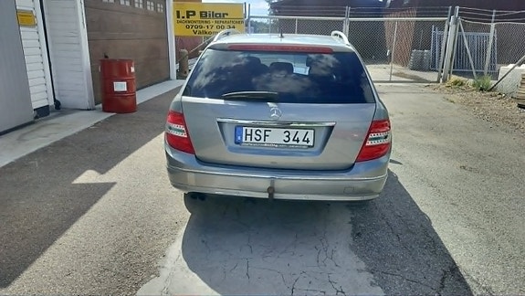 Mercedes-Benz C180 4 of 5