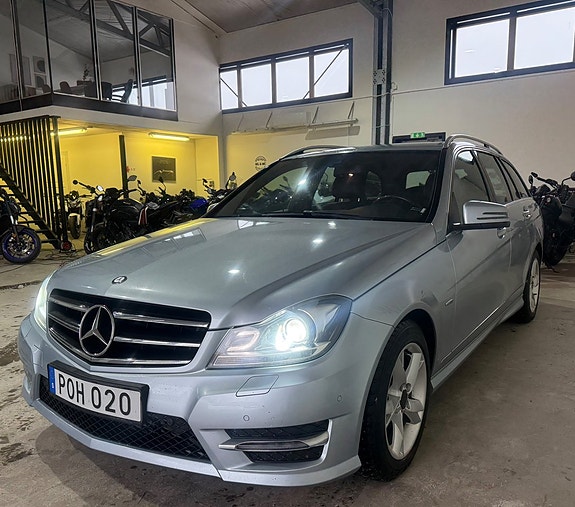 Mercedes-Benz C220 4 of 5
