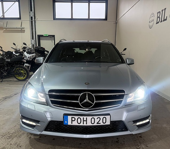 Mercedes-Benz C220 3 of 5