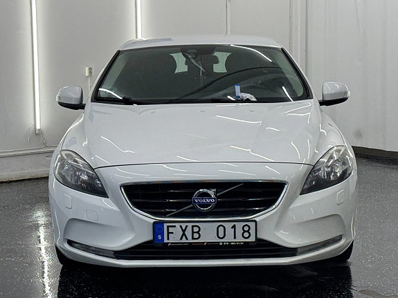 Volvo V40 2 of 15