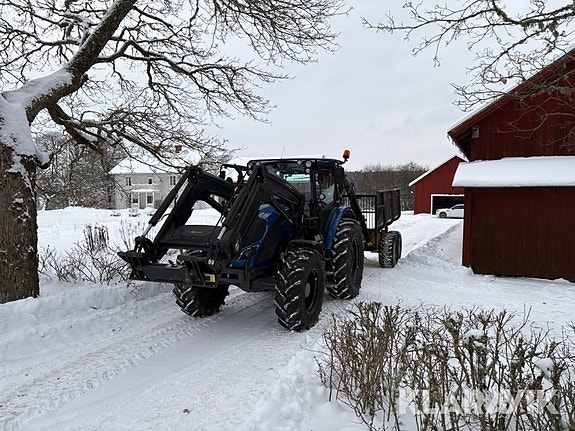 Traktor Valtra A114 med Moheda 101 4WD skogsv