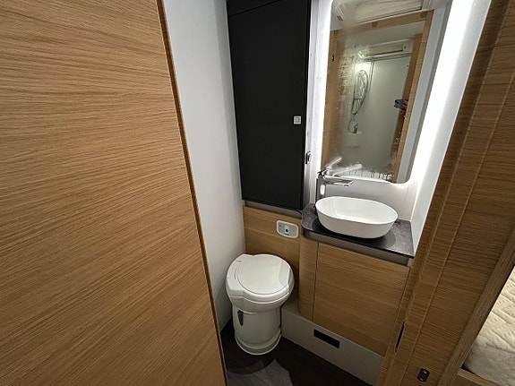 Adria Matrix 670 SL 60 Y /B-körkort/Taksäng/Automat/5 bältad 13 of 27