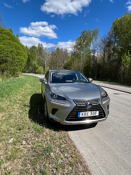 Lexus NX300h 2 of 13