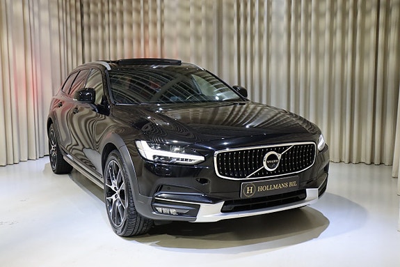 Volvo V90 Cross Country 2 of 5