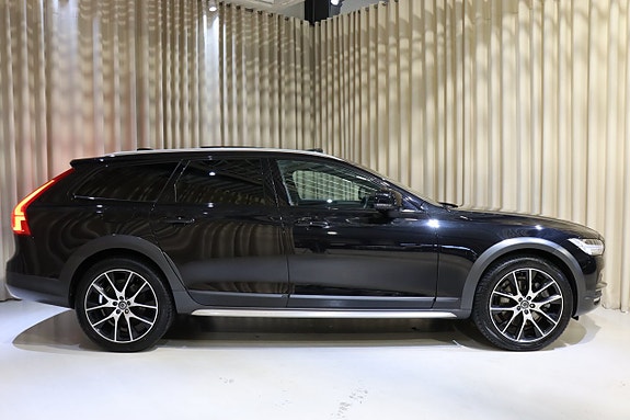 Volvo V90 Cross Country 3 of 5