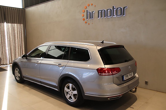 Volkswagen Passat Alltrack 3 of 5