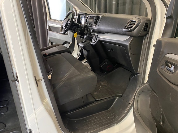 Peugeot Traveller 17 of 30
